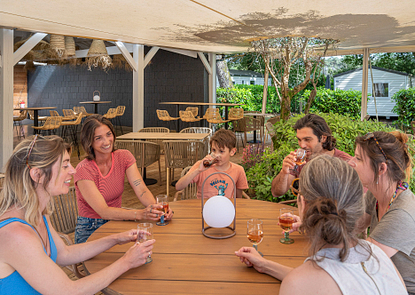 Camping Les 2 Etangs - Le restaurant - Terrasse du bar