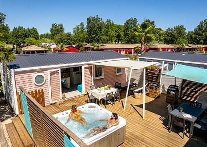 Camping Californie Plage - H&eacute;bergements - Mobil-home Ca&iuml;cos Spa Tribu Premium - Terrasse double avec spa