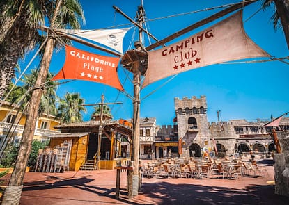 Camping Californie Plage - Le c&oelig;ur de village - Place centrale du camping avec commerces et restaurants