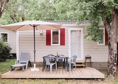 Camping Zelaia - Terraza de un alojamiento en un entorno arbolado