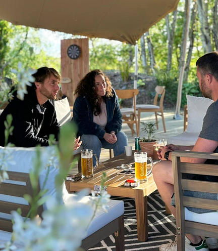 Moment convivial au bar-snack du Domaine de Mesqueau avec des produits locaux et une ambiance chaleureuse en pleine nature.