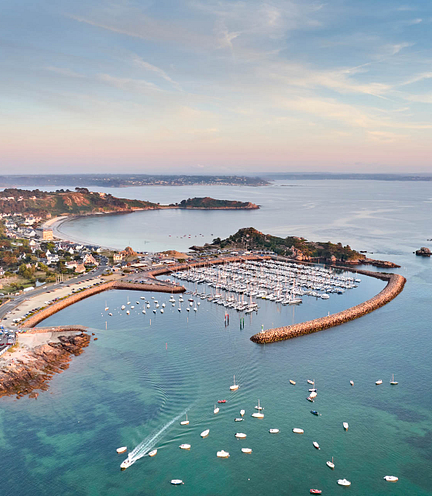 Vue a&eacute;rienne du port de Tr&eacute;beurden en Bretagne
