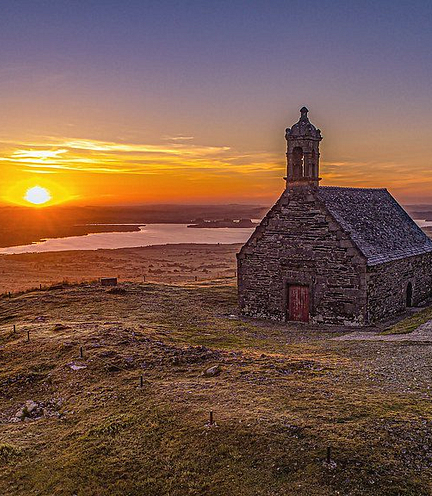 Chapelle Saint-Michel de Brasparts au coucher du soleil sur le Mont d\'Arr&eacute;e, un site embl&eacute;matique de Bretagne.