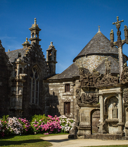 Enclos paroissial de Sizun en Bretagne, avec son architecture remarquable et ses sculptures d&eacute;taill&eacute;es, entour&eacute; de jardins fleuris.