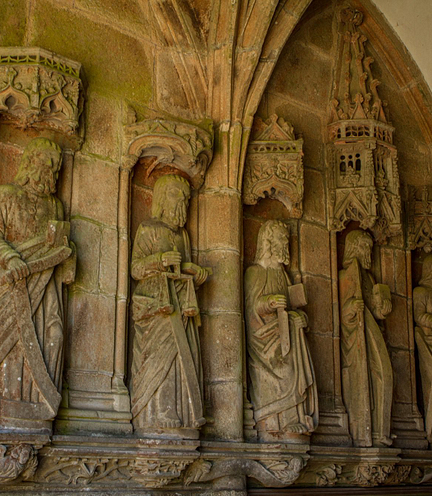 Sculptures m&eacute;di&eacute;vales dans l\'&eacute;glise de Lampaul-Guimiliau, Bretagne, repr&eacute;sentant des saints et des figures religieuses.