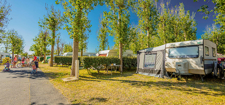 Camping Californie Plage - Hébergements - Emplacement Premium de 95 m² pour caravanes et tentes