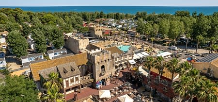 Campingplatz Californie Plage - Fotogalerie - Luftaufnahme des Piratenplatzes und ein Blick auf die Mietunterkünfte und das Meer