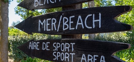 Camping Californie Plage - infos pratiques - panneau de situation vers la mer et le terrain de sport