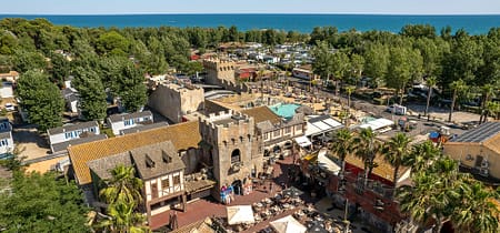 Camping Californie Plage - Photo gallery - Aerial view of pirates\' square and a view of the rental accommodation and the sea