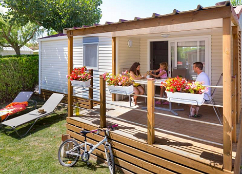 Camping Amfora - Hébergements - Grande terrasse couverte d\'un hébergement Premium