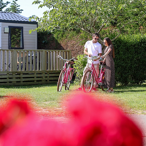 Camping Le Ridin Le Crotoy, enfants jouant dans le jardin d\'un cottage