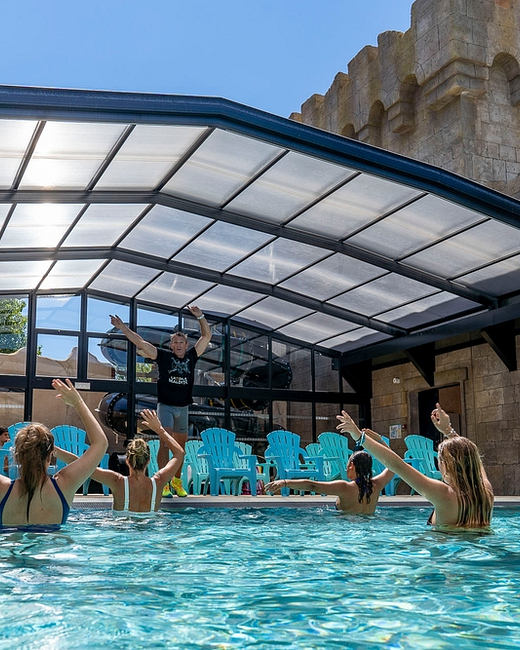 Camping Californie Plage - L\'espace aquatique - Activité aquatique dans la piscine couverte chauffée