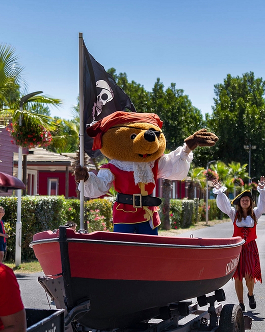 Camping Californie Plage - Les clubs enfants et ados - Journée Pirate avec la mascotte \"Pirato\"