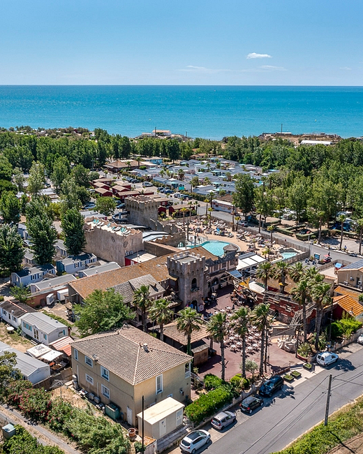 Camping Californie Plage - Galerie photo - Vue aérienne sur le cœur du village et la mer méditerranée