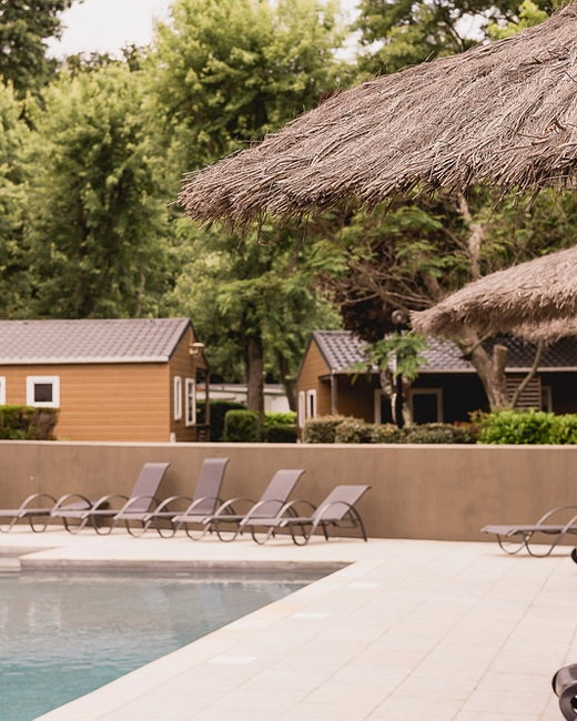 Camping Zelaia - La piscine - Solarium avec transats et parasols