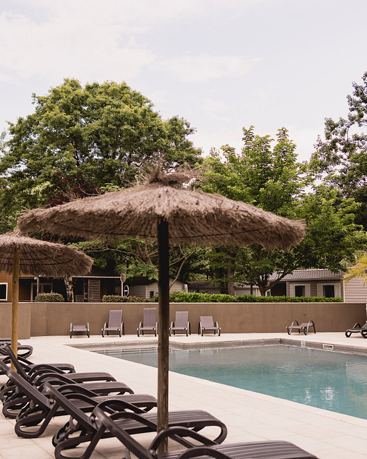 Camping Zelaia - La piscine - Transats et parasols en bord de piscine