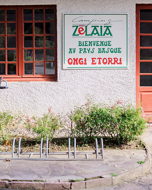 Camping Zelaia - Camping - Entrée de la salle de jeux