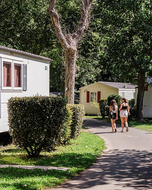 Camping Zelaia - Camping - Promenade dans les allées du quartier des mobil-homes confort