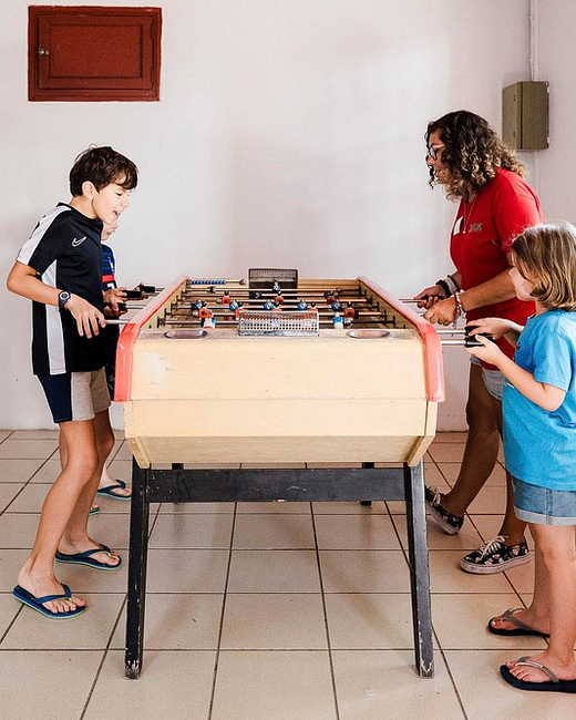 Camping Zelaia - Club enfants - Partie de babyfoot avec l’animatrice du club enfants