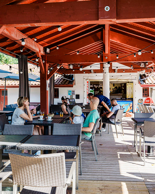 Camping Zelaia - Restauration - Terrasse du bar du Kaxu