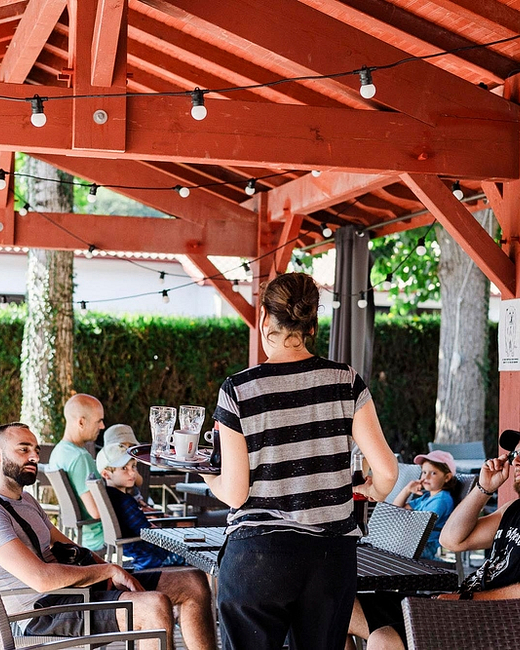 Camping Zelaia - Restauration - Service à la terrasse du bar du Kaxu