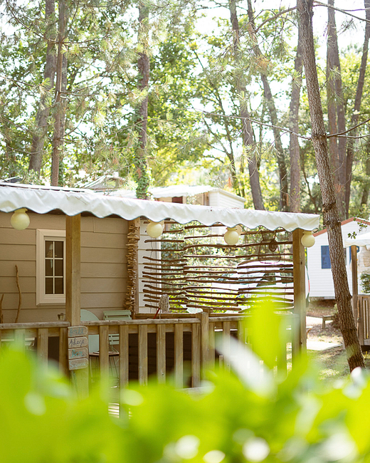 Camping Les 2 Etangs - Camping - Casas móviles rodeadas de árboles