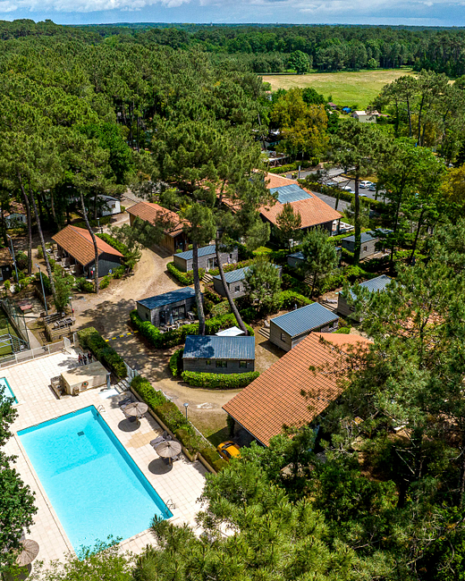 Campsite Les 2 Etangs - Swimming pool - Aerial view of the pool and campsite facilities