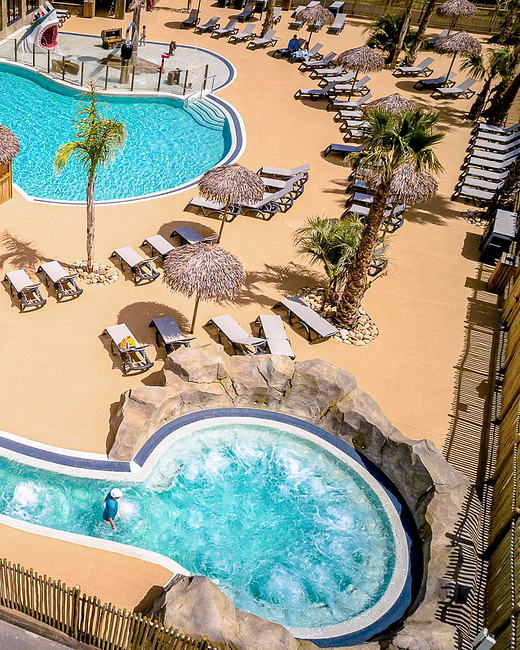 Camping Californie Plage - Galerie photo - Vue aérienne des bains à remous et de la piscine extérieure
