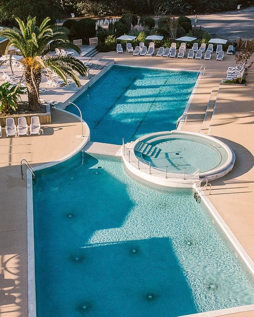 Camping Arnaoutchot - Vue des piscine, des bains bouillonnants et de la pataugeoire