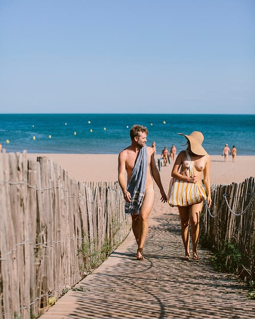 Camping Le Sérignan Plage Nature - accès aménagé vers la plage naturiste