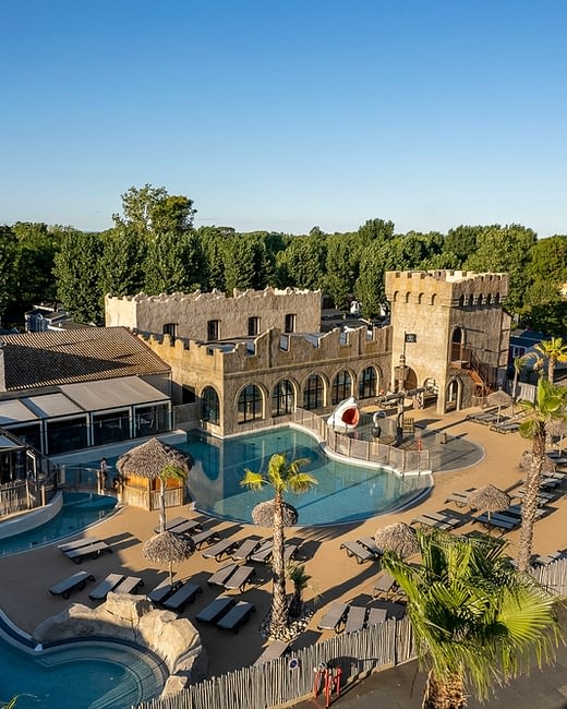Camping Californie Plage - L\'espace aquatique - Vue aérienne de la piscine extérieure  des bains à remous et de l\'espace aqualudique