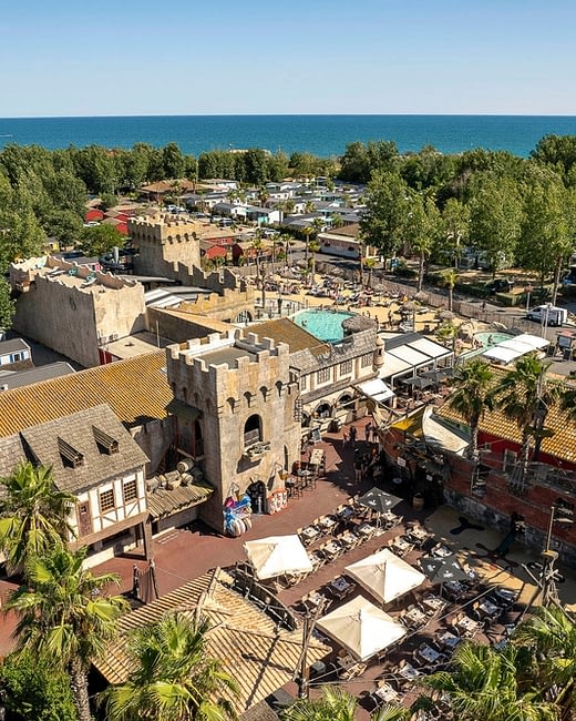 Camping Californie Plage - Le cœur de village - Vue aérienne de la place des pirates