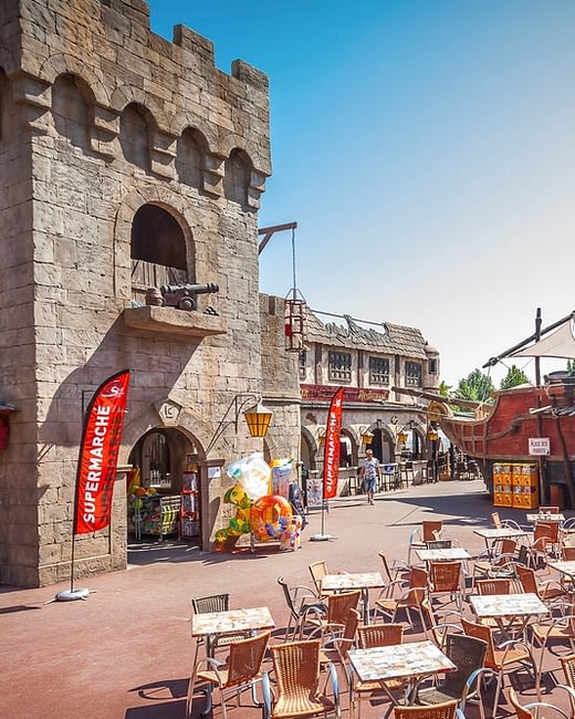 Camping Californie Plage - Le cœur de village - Boutique du pirate sur la place principale du camping