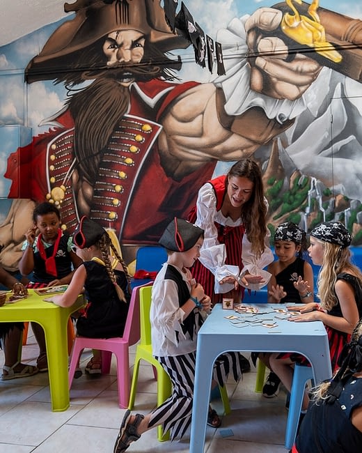Camping Californie Plage - Galerie photo - Club enfants avec décors pirate