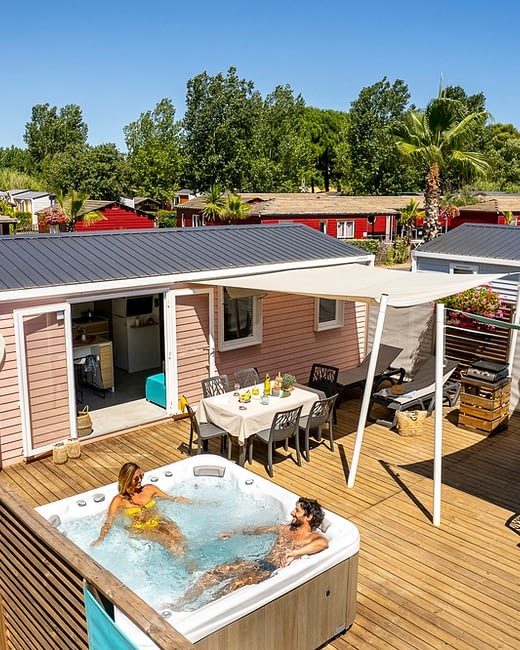 Camping Californie Plage - Galerie photo - Vue aérienne d\'un mobil-home avec grande terrasse et spa privatif