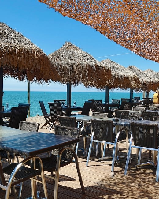 Camping Californie Plage - Galerie photo - Terrasse en face de la mer avec décor pirate