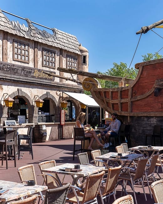 Camping Californie Plage - La restauration - Terrasse du bar-restaurant \"Le black Pearl\" sur la place des pirates