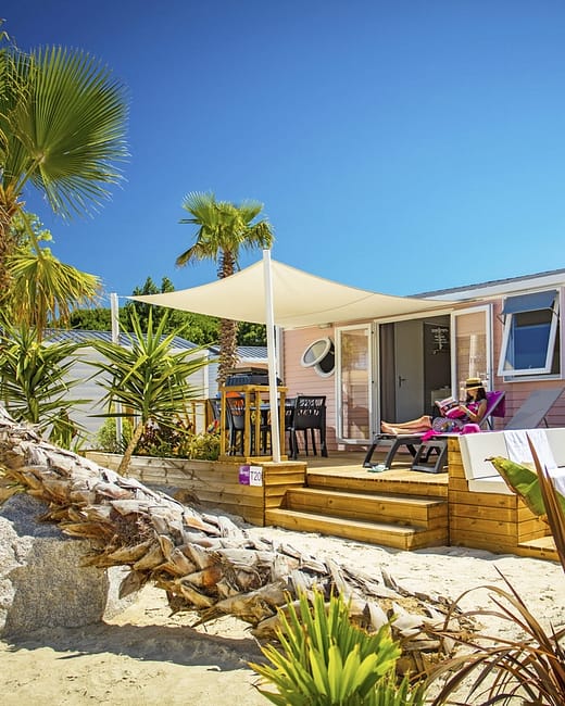 Camping Californie Plage - H&eacute;bergements locatifs entour&eacute;s de v&eacute;g&eacute;tation