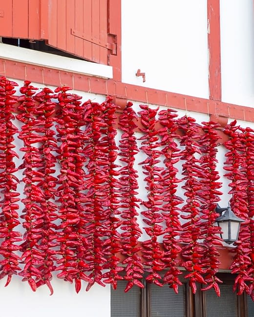 Camping Zelaia - Vue d\'une façade avec piments d\'Espelette