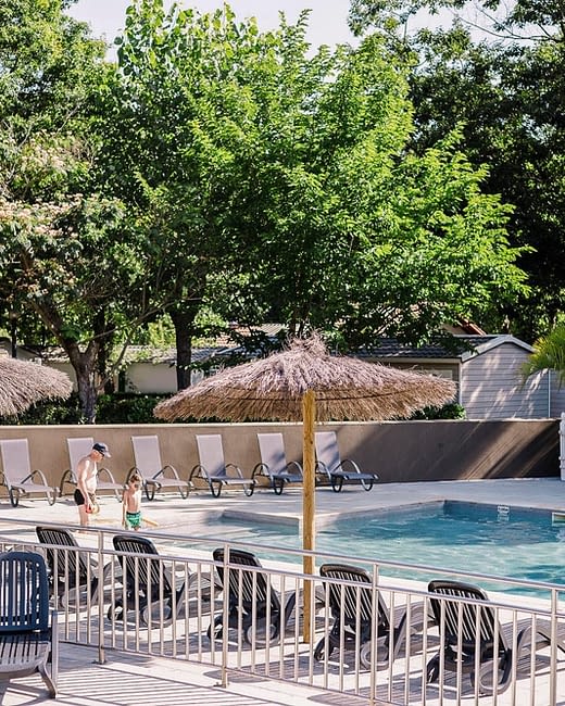 Camping Zelaia - Piscine - Piscine avec espace d&eacute;tente