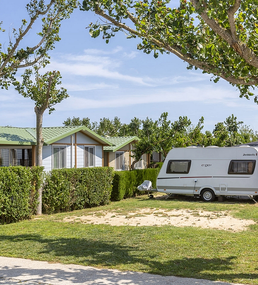 Camping Amfora - Servicios y tiendas - Parcelas 