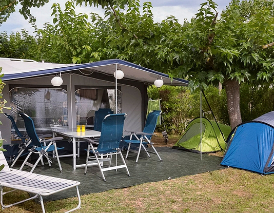 Camping Amfora - Emplacement 100m² - Grand emplacement pour tente