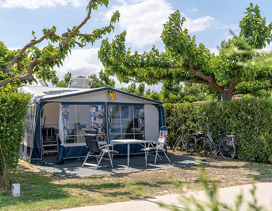 Camping Amfora - Emplacement 80-90 m² - Vue de l\'emplacement