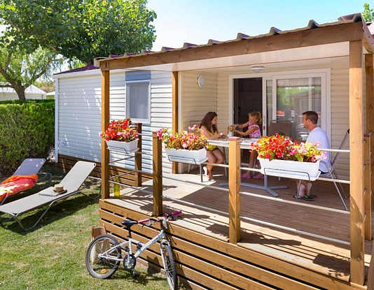 Camping Amfora - Alojamientos - Gran terraza cubierta de un alojamiento Premium