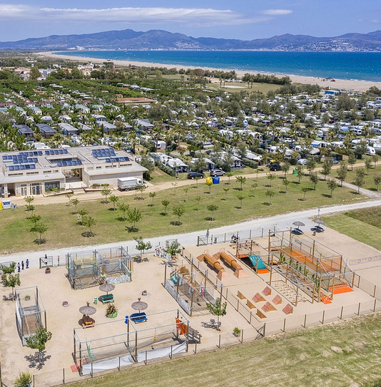 Camping Amfora - Actividades y animaciones - Vista aérea del Challenge Park cerca de las parcelas y los bloques sanitarios