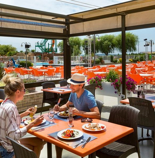 Campingplatz Amfora - Bars und Restaurants - Terrasse des Restaurants mit Blick auf den Swimmingpool