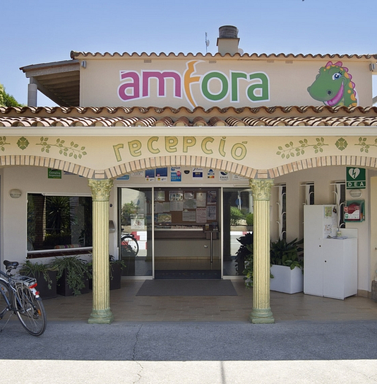 Camping Amfora - Servicios y tiendas - Vista exterior de la recepción