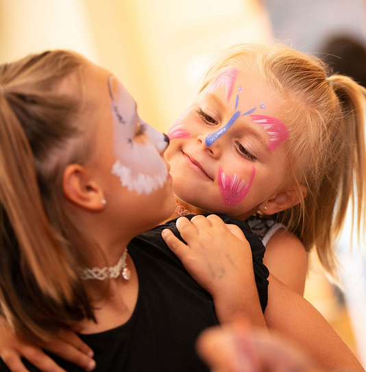 Amfora campsite - Activities and entertainment - Face painting activity at the kids club