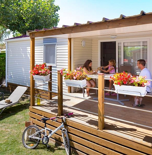 Camping Amfora - Hébergements - Grande terrasse couverte d\'un hébergement Premium