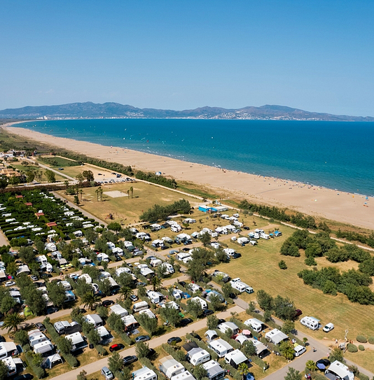 Camping Amfora - Historia del camping - Vista aérea del camping y de la playa en los años 2020